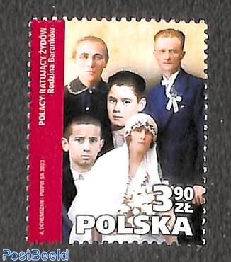 Jewish people saved by Polish people 1v