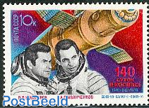 Cosmonauts in space 1v